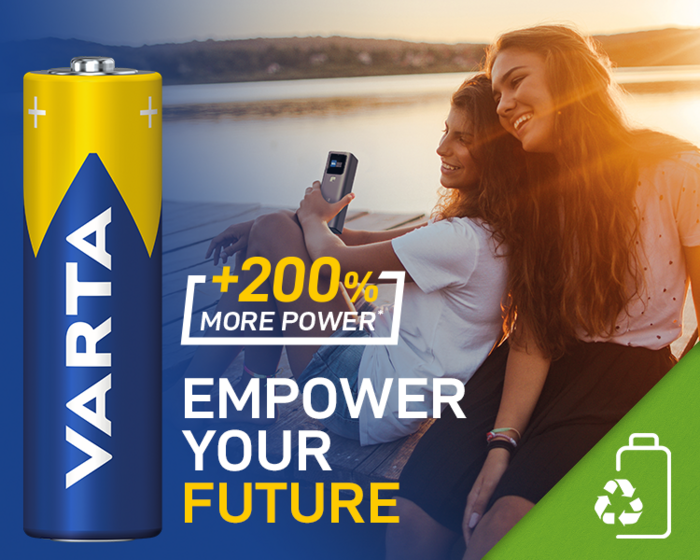 Werbung für Varta-Batterie mit +200% mehr Power, zwei lachende Frauen am See, Slogan Empower Your Future