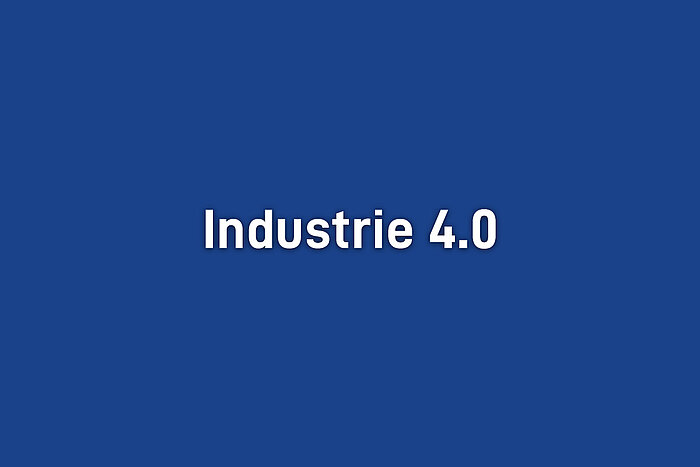 Weißer Schriftzug Industrie 4.0 auf blauem Hintergrund