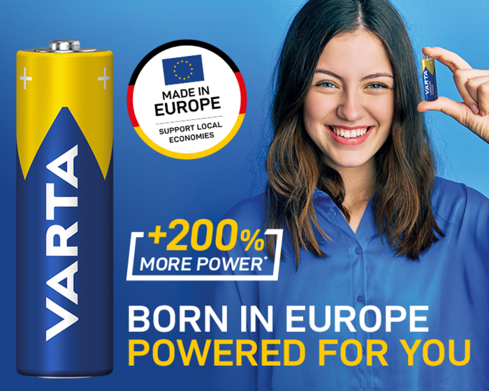 Junge Frau hält Varta-Batterie, daneben große Varta-Batterie, Siegel Made in Europe, Text Born in Europe Powered for you