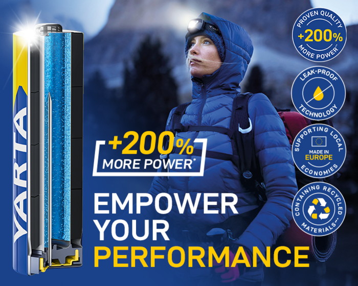 Werbebild Varta-Batterie mit Wanderin mit Stirnlampe, Text +200% More Power und Empower Your Performance