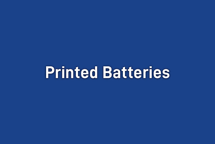 Weißer Text „Printed Batteries“ zentriert auf blauem Hintergrund