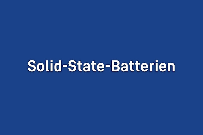 Weißer Schriftzug Solid-State-Batterien auf blauem Hintergrund