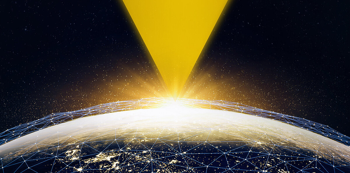 Terre vue de l'espace avec réseau lumineux bleu et faisceau jaune rayonnant depuis l'horizon dans un ciel étoilé