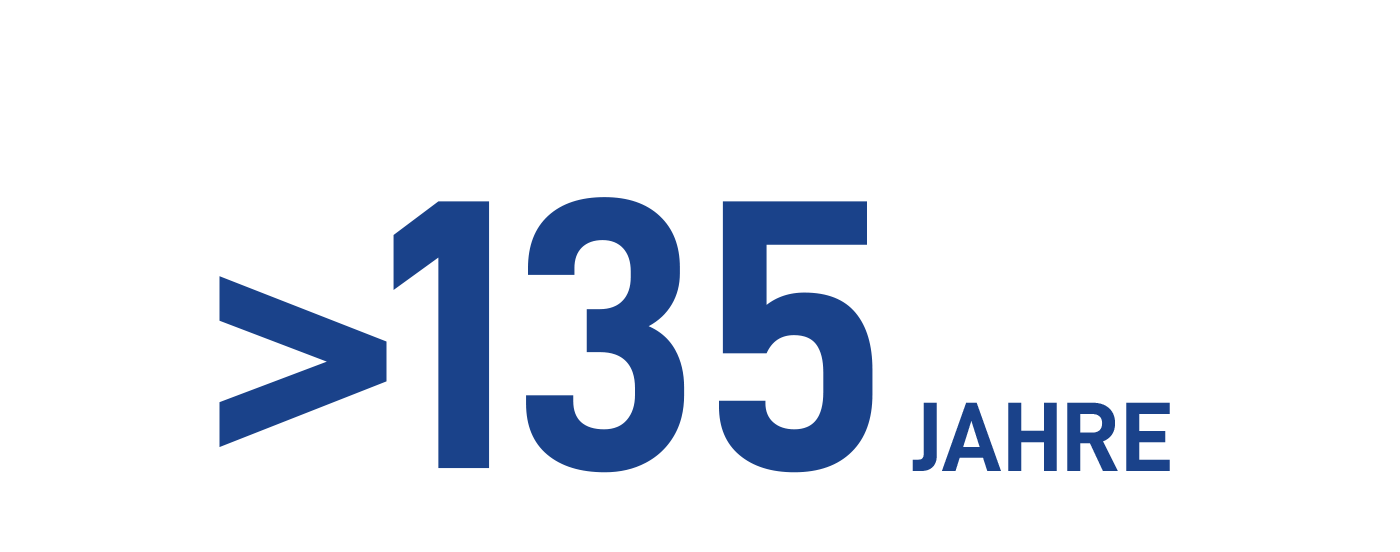 Blaue Grafik mit Größer-als-Zeichen und Text „135 Jahre“