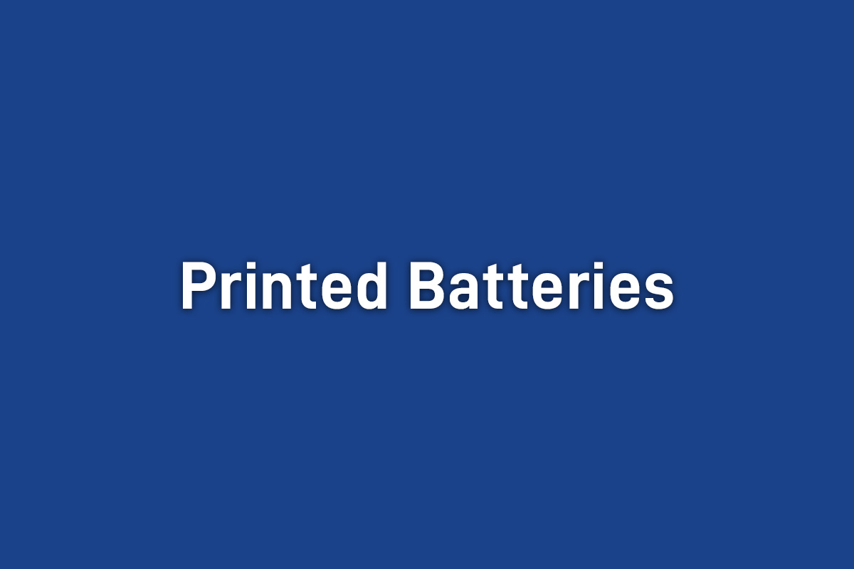Weißer Text „Printed Batteries“ zentriert auf blauem Hintergrund