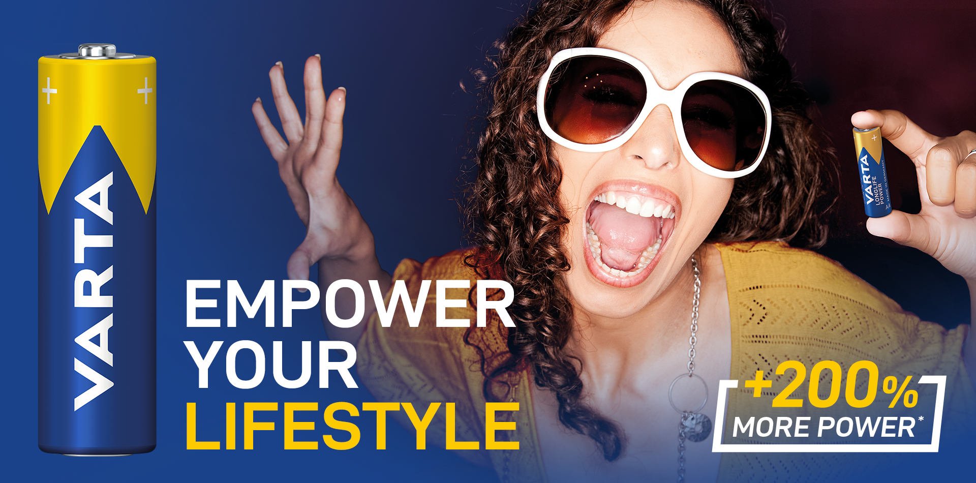 Lachende Frau mit weißer Sonnenbrille neben großer Varta-Batterie, Text Empower your Lifestyle, +200% mehr Power