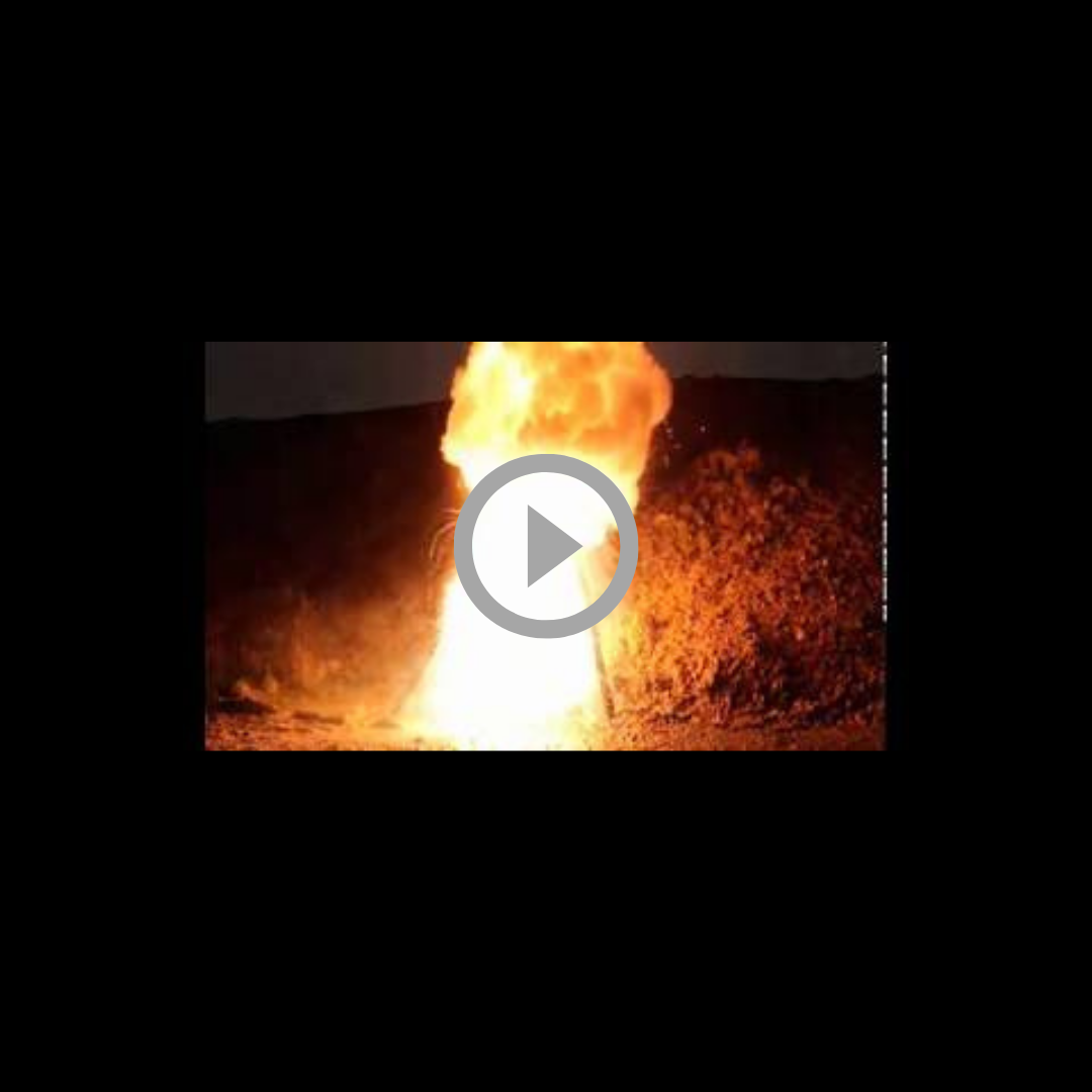 Miniatura de vídeo con botón de reproducción sobre una gran llamarada de fuego ardiendo en la oscuridad de la noche